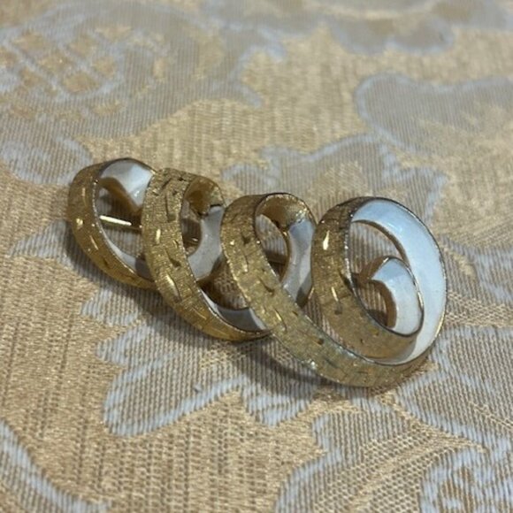 KRAMER Textured Gold White Enamel Ribbon MCM BROOCH - Picture 7 of 9